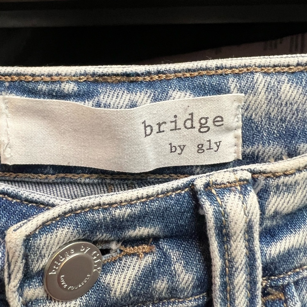 Distressed Light Wash Skinny Jeans - Women - Picture 4 of 5